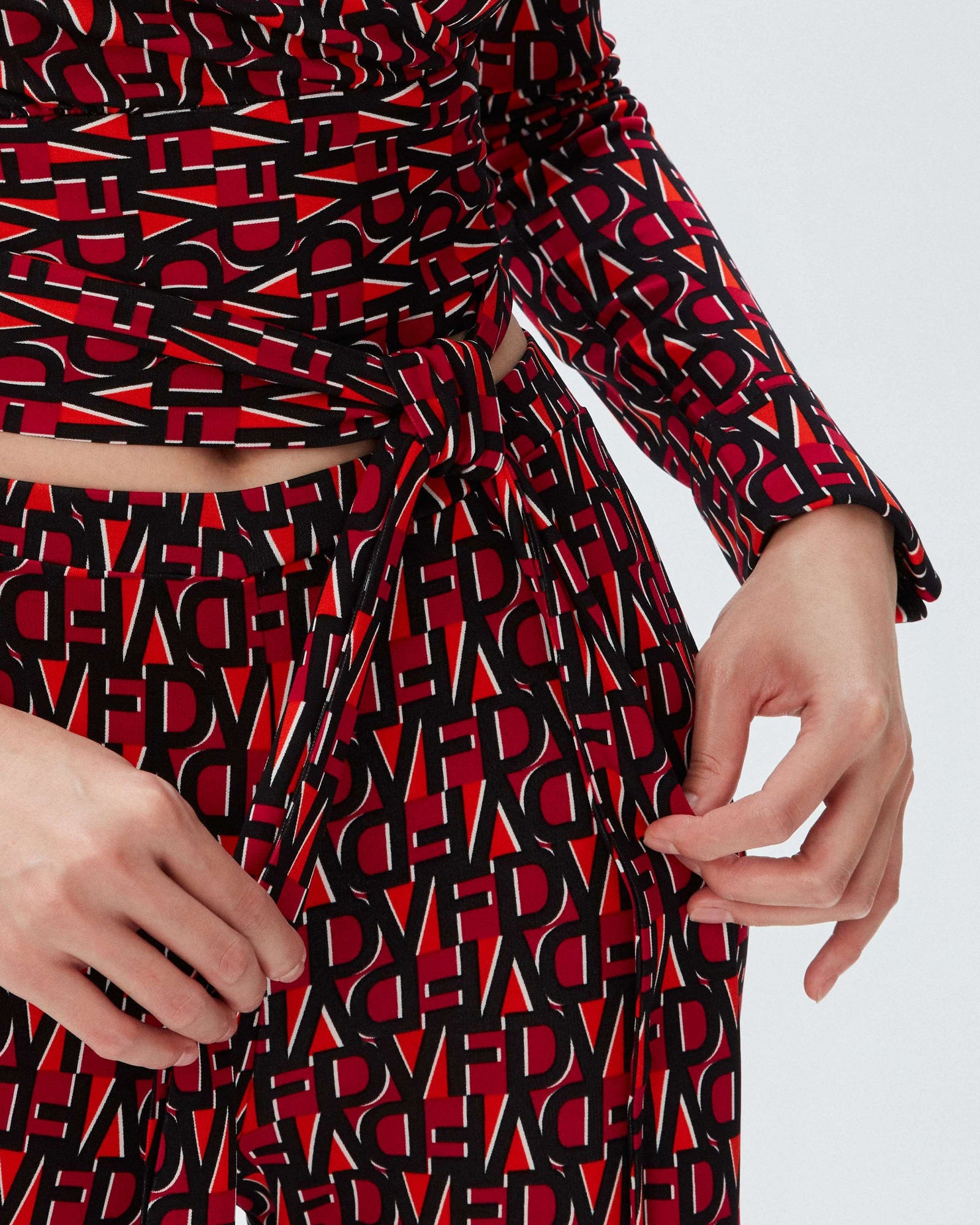 dvf bobbie top in dvf stamp sm shocking beet