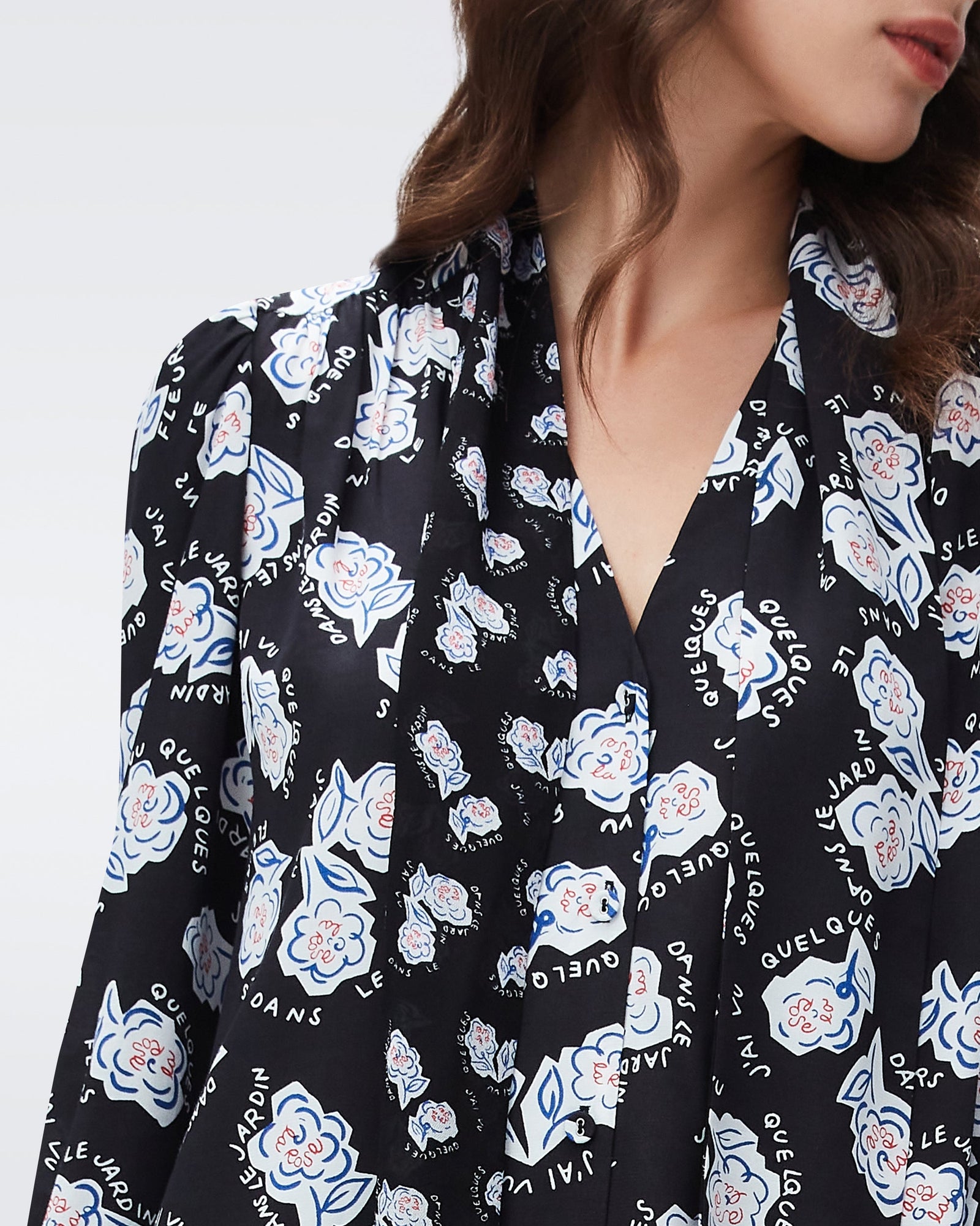 DVF harvey crepe top in dans le jardin large and small black