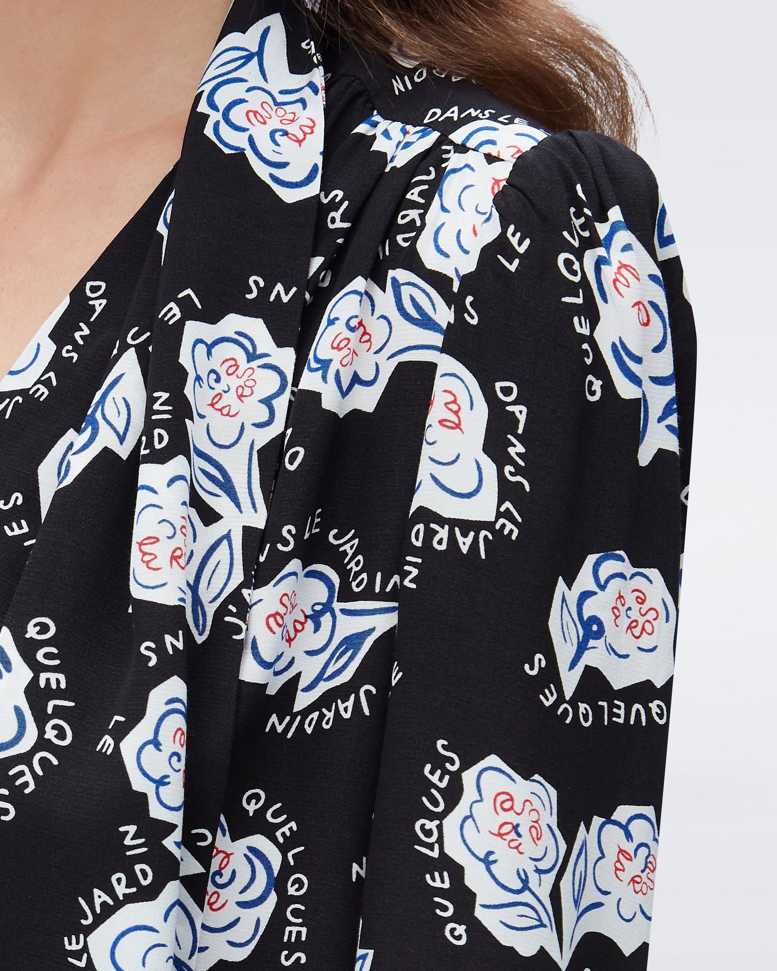 DVF harvey crepe top in dans le jardin large and small black